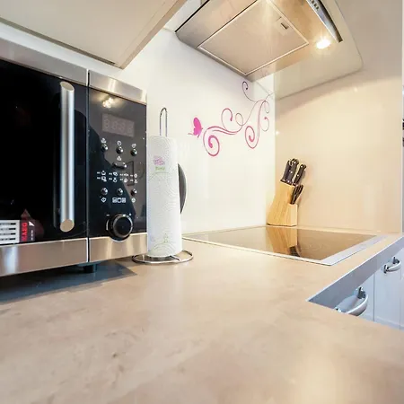 Seaside In Center, Cleaning Included Apartment